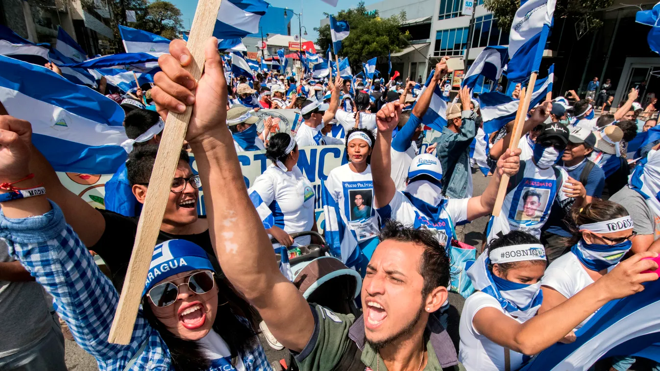 Horizontal Nicaraguan citizens living in Costa Rica shout slogans during a protest against the government of Nicaraguan President Daniel Ortega, in San Jose, on January 20, 2019. (Photo by Ezequiel BECERRA / AFP) 