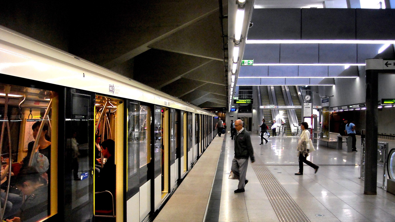 4-es metró Alstom-szerelvény KÖZLEKEDÉSI ESZKÖZ KÖZLEKEDÉSI LÉTESÍTMÉNY M4-es metró mélyállomás metró metróállomás peron SZEMÉLY utas M4-es metró Budapest, 2014. október 18.
Utasok szállnak be a BKK 4-es metró vonalán közlekedő egyik Alstom-szerelvénybe a