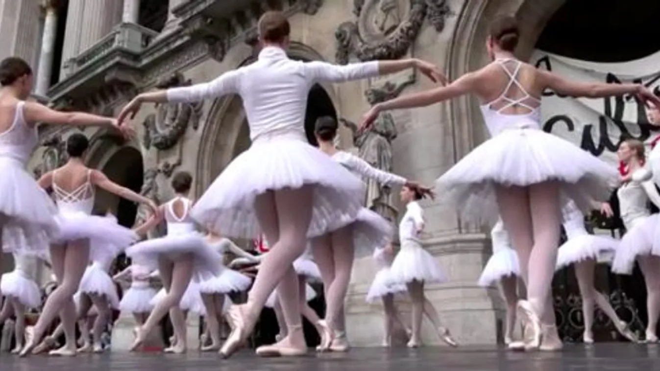 A Hattyúk tavával tiltakoztak balettművészek a nyugdíjkorhatár emelése ellen a Párizsi Opera előtt. 