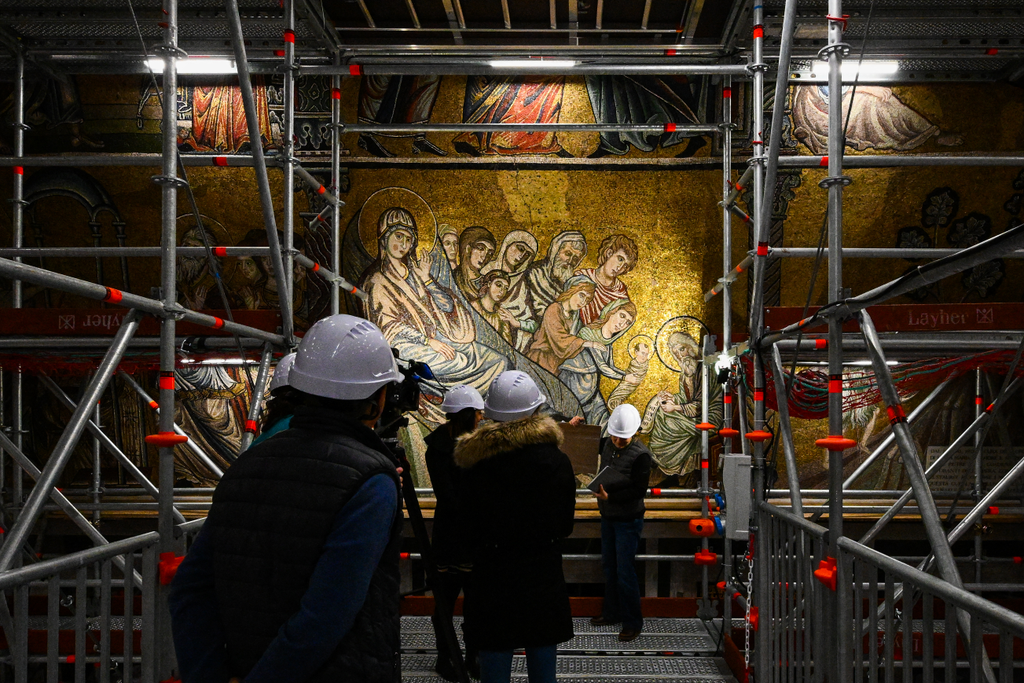 Így restaurálják Olaszország egyik legrégibb kápolnájának mozaikmennyezetét, Szent János-keresztelőkápolna, 2023 