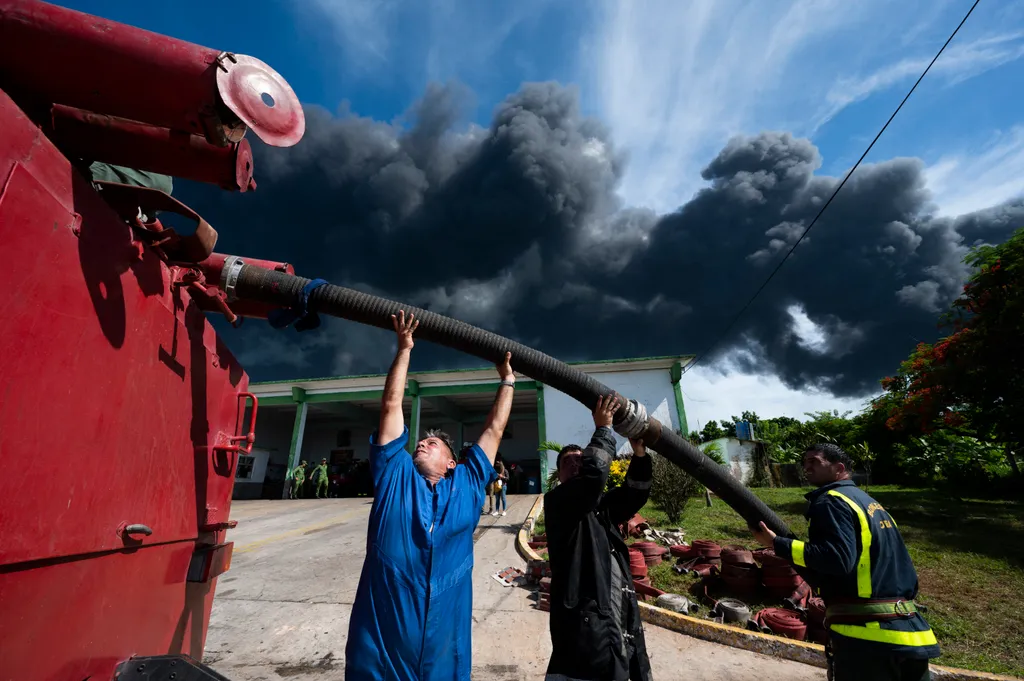 kuba, tűz, Matanzas, kubai üzemanyagraktár, kigyulladt üzemanyagraktár, ég, lángok, füst 