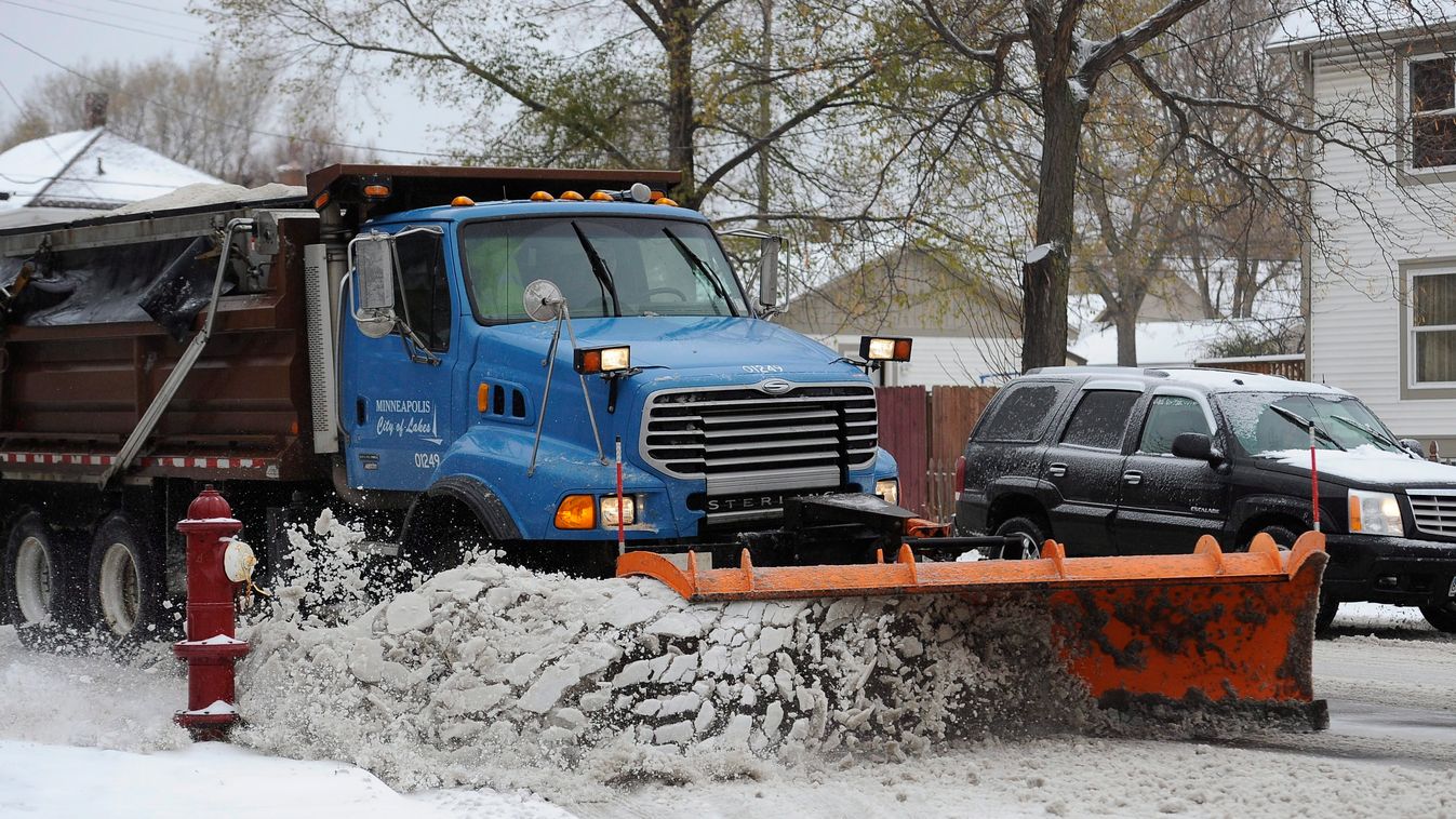 Minneapolis, 2014. november 11.
Hókotróval tisztítják az egyik utcát a Minnesota állambeli Minneapolisban, ahol leesett az első hó 2014. november 10-én. (MTI/EPA/Craig Lassig) 