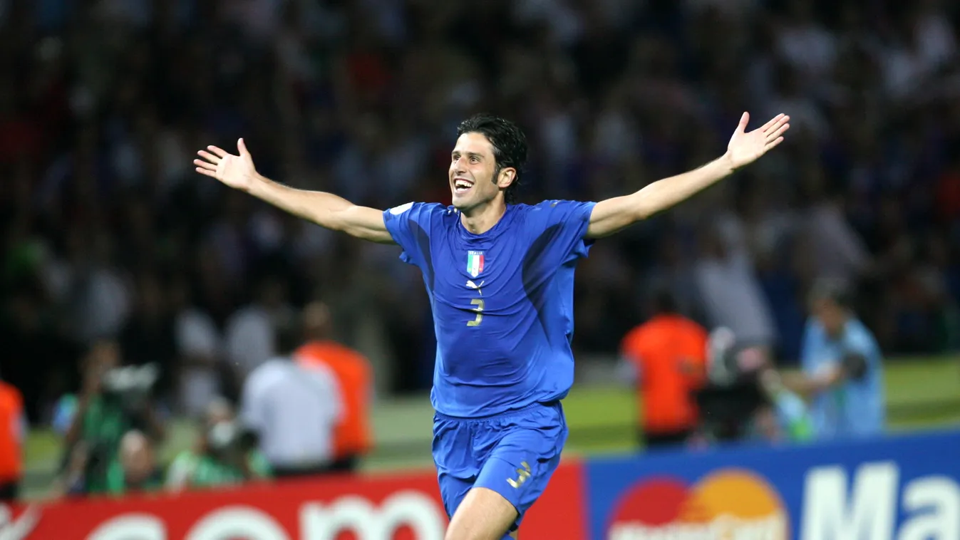 Italian Fabio Grosso celebrates after scoring the 5... .Endspiel .Finale .Frankreich-Italien .Fußball .Fußball-WM .Italien-Frankreich .Personen .Sport .WM .WM-2006 .Weltmeisterschaft Gestik Jubel NIE1NIE1734 People SPO SPORT CHAMPION elfmeterschießen extr