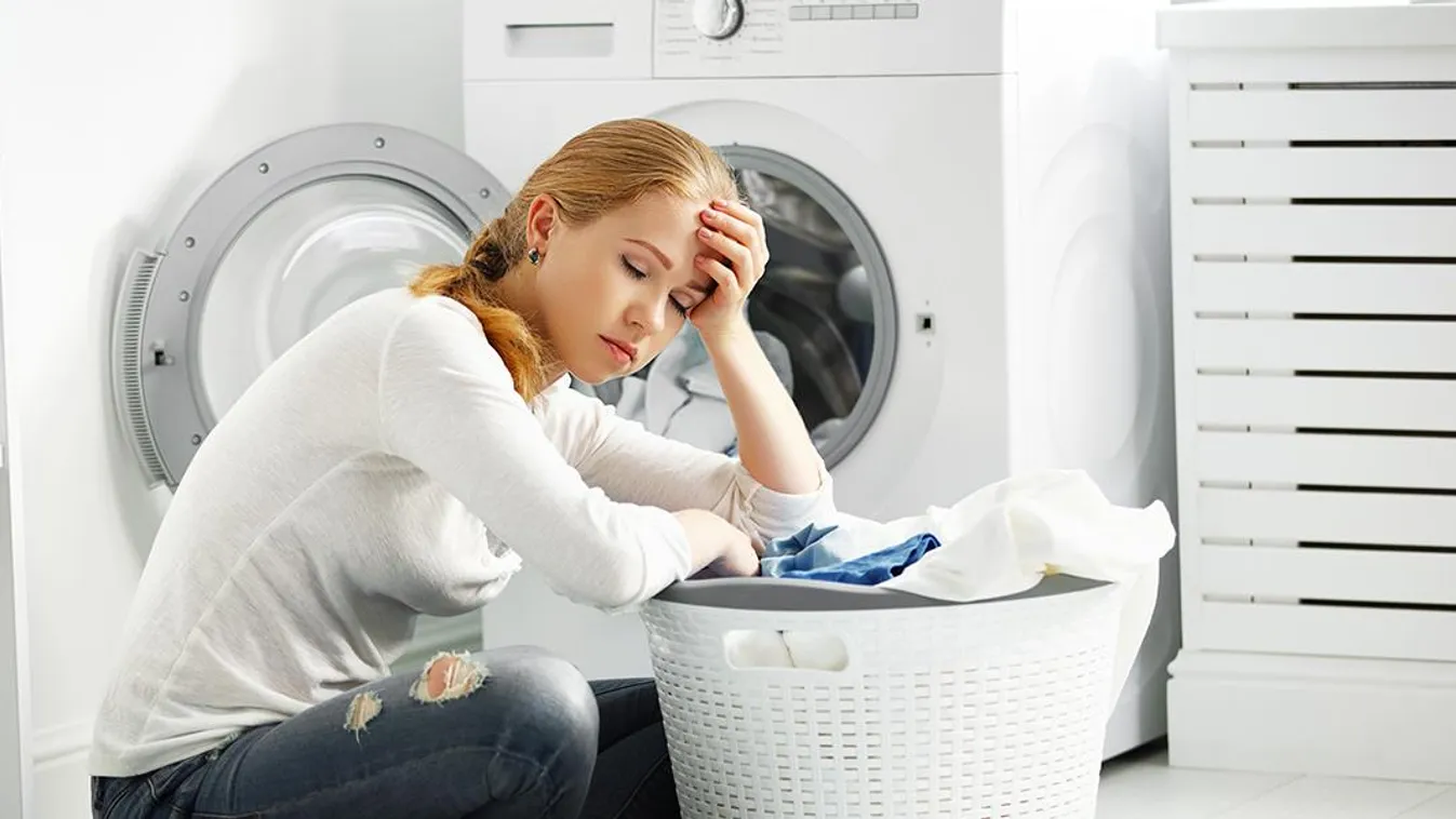 fáradt nő mosás mosógép 4 jel, ami a terhességi teszt előtt megjósolja a várandósságot 