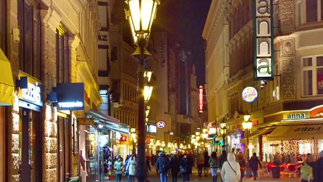 Budapest legismertebb bevásárló- és sétálóutcája, a Váci utca esti fényben 