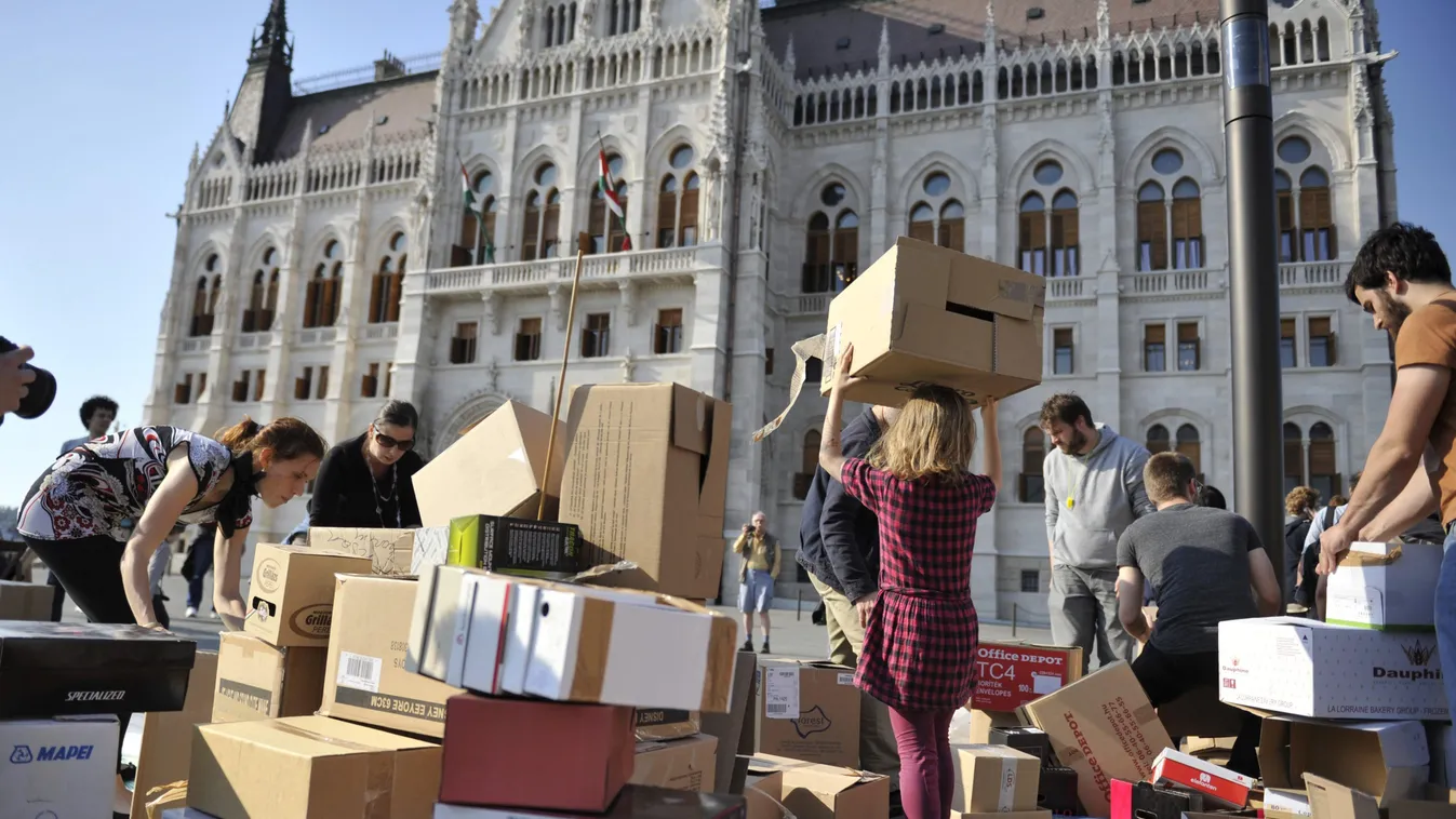 Budapest, 2015. május 14.
A Veszélyben vannak az egyetemeink elnevezésű Facebook-csoport aktivistái kartondobozokból építik „az autonómia közös várát” a budapesti Kossuth téren 2015. május 14-én. A demonstráción a felsőoktatási törvény tervezett módosítás