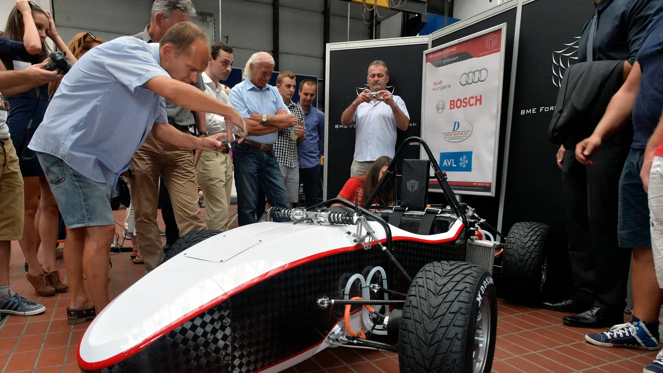 Budapest, 2015. augusztus 10.
A BME Formula Racing Team által fejlesztett FREC-005 karbon kompozit vázzal rendelkező négykerék-meghajtású elektromos versenyautó a Budapesti Műszaki és Gazdaságtudományi Egyetemen 2015. augusztus 10-én.
MTI Fotó: Máthé Zolt