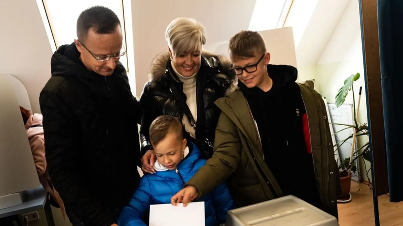 Szijjártó Péter leadja szavazát családja körében 2022. április 3-án Dunakeszin 