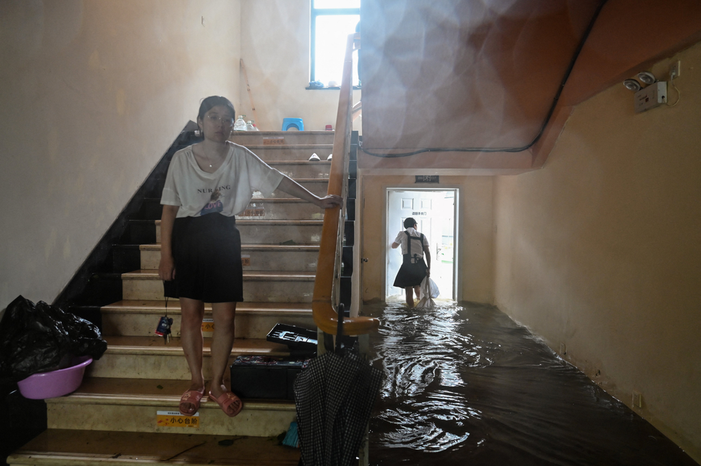 Vízzel teli lakások, kidőlt fák és hatalmas szél - ezek a legfrissebb képek a kínai áradásról 