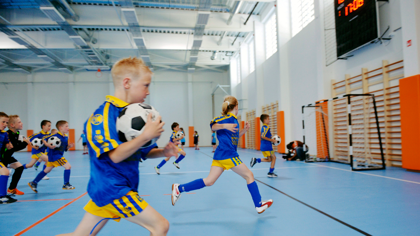 sportoló gyerekek, illusztráció, Gyerekek edzenek a felavatott városi sportcsarnokban Tamásiban 2013. június 18-án 