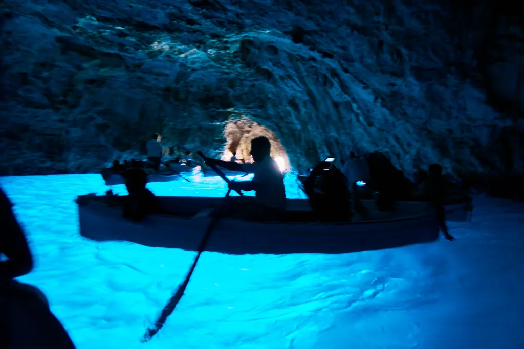 Italy, Capri, Kék barlang Exploring Naples - A Place to Visit Topics World Culture Ocean Grotta Azzurra Island of Capri Sea Cave Tourist Attraction 