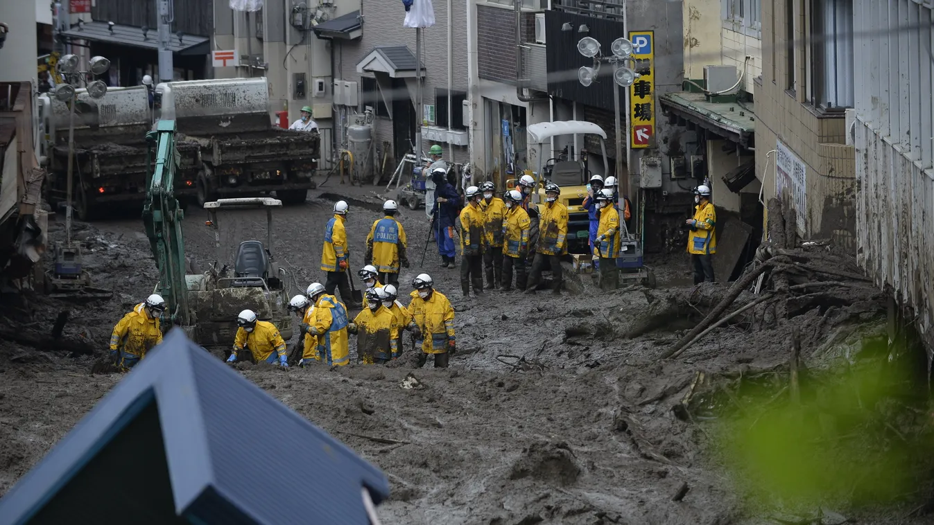 japán, földcsuszamlás, katasztrófa, sárlavina, sár, Atami, város, mentés, mentőalakulat 