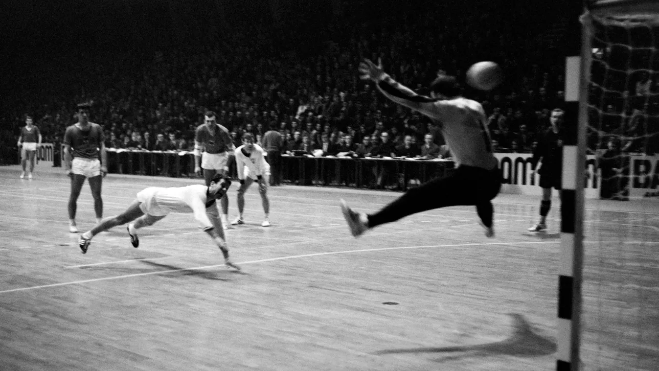 HANDBALL-WC1970-MEN Horizontal WORLD CHAMPIONSHIP HANDBALL MATCH SPORT-ACTION BLACK AND WHITE PICTURE GOALKEEPER 