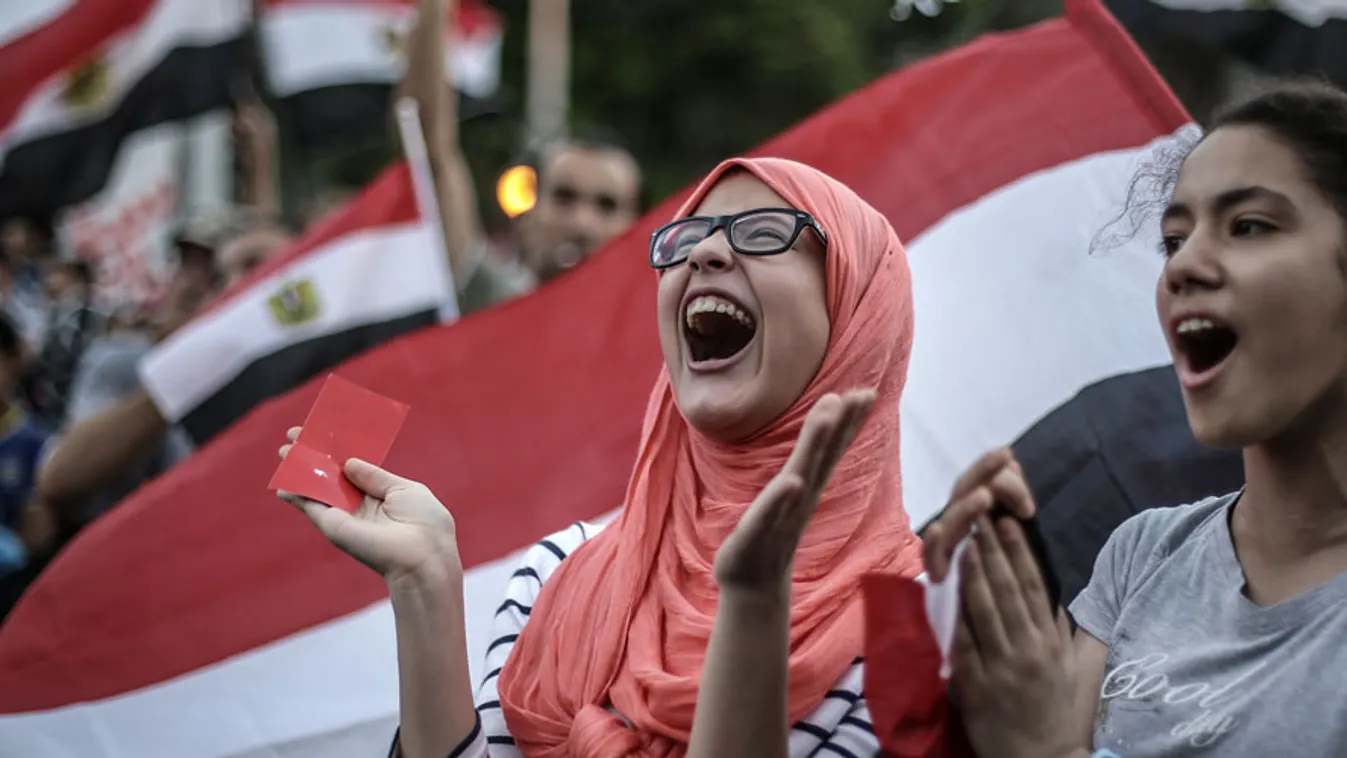 Egyiptom, tüntető, nő, örül