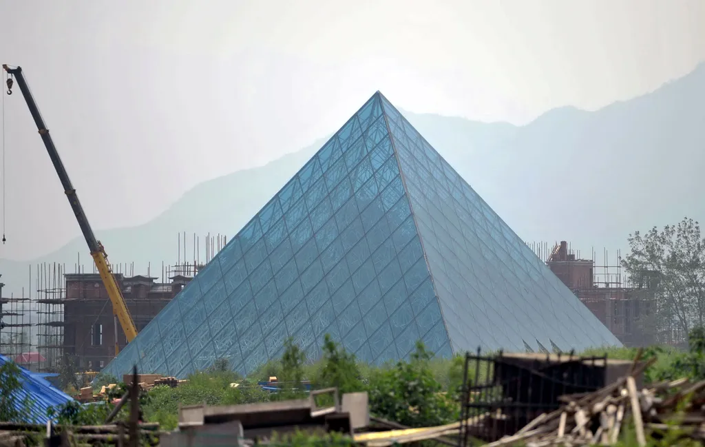 híres épületek másolatai, Kína, Louvre piramis 