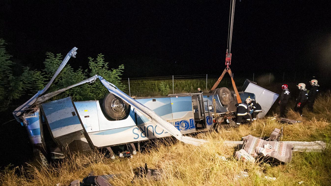 Felborult egy svájci busz az M1-es autópályán, baleset