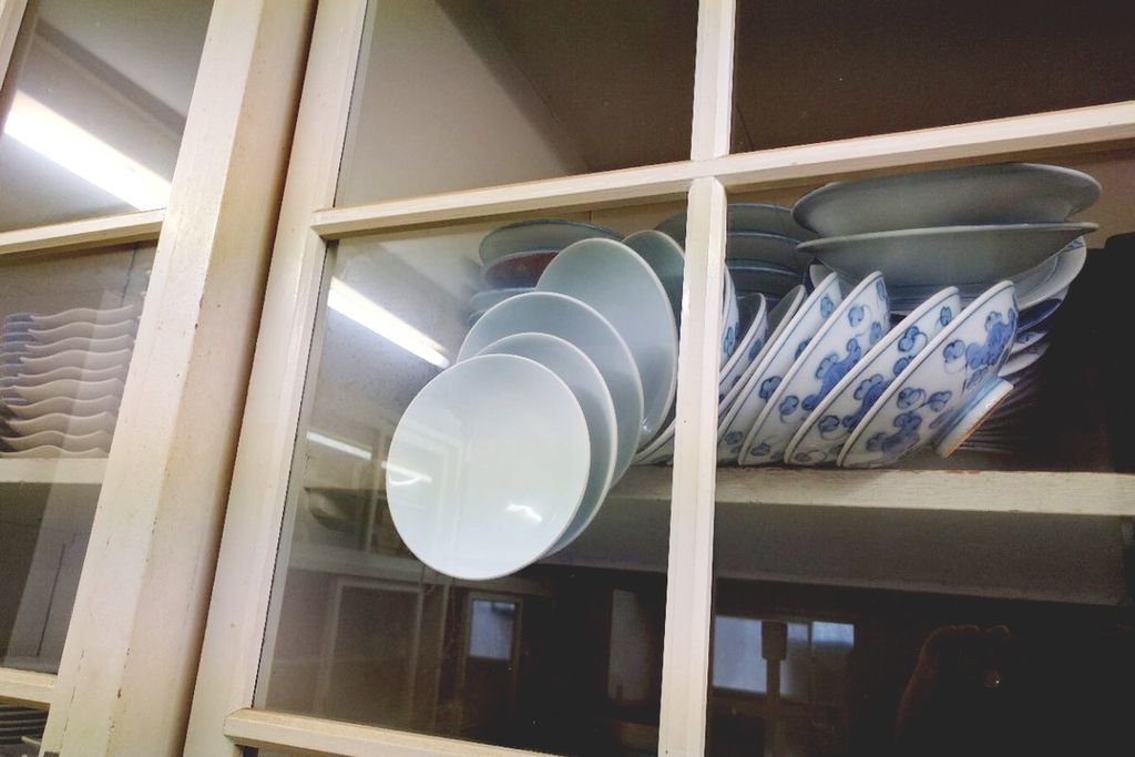 Erről a képről beszél most a net: mi lesz a tányérokkal teli szekrénnyel? 