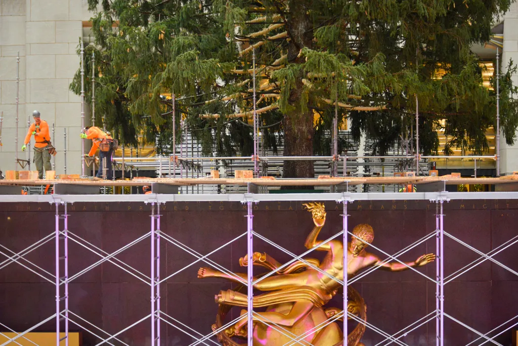 79-foot Christmas Tree Arrives In New York City's Rockefeller Center NurPhoto General news November 13 2021 13th November 2021 Rockefeller Plaza Trees Horizontal, Karácsonyfa 