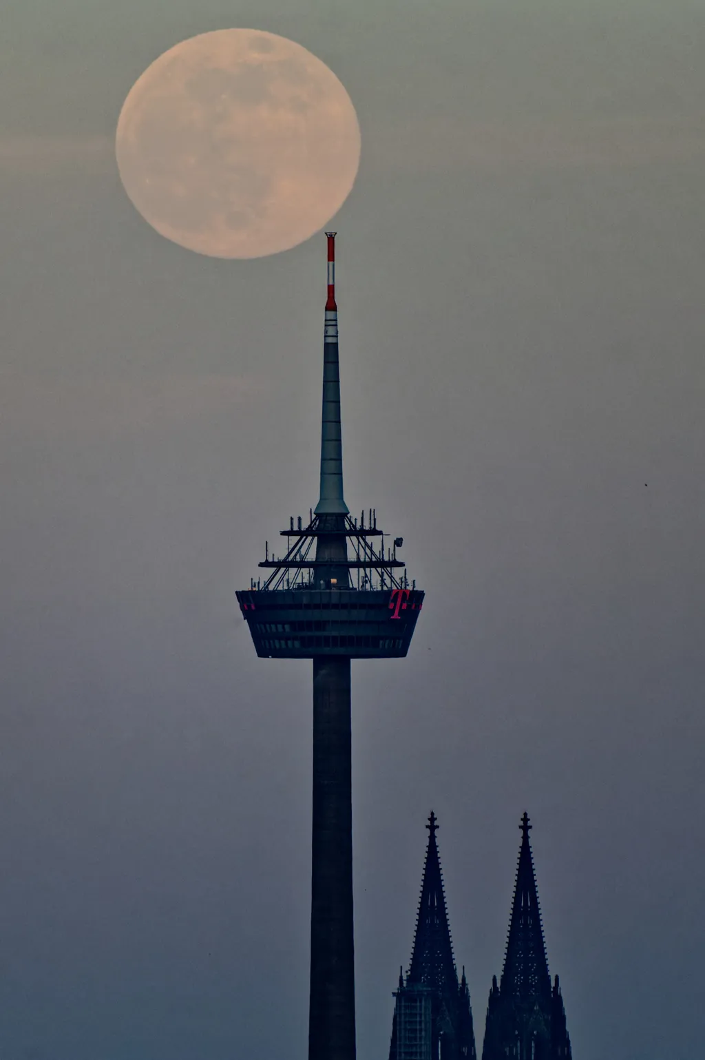 Full moon over Cologne Weather Seasons Vertical SCIENCE MOON ASTRONOMY szuperhold 