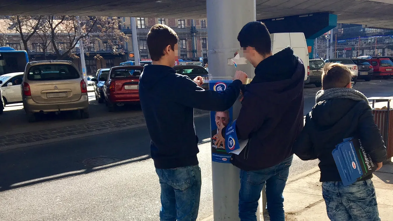 Gyerekek plakátolnak Gyurcsány Ferencnek 