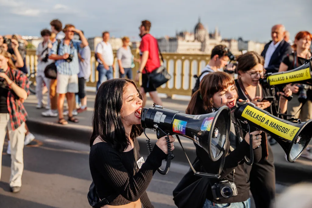 Demokrácia napi tüntetés, Budapest, 2023.09.15. oktatás, tanulás, tanítás, tanító, diák, tanár, Margit hídon át vonulás a Kossuth térig 