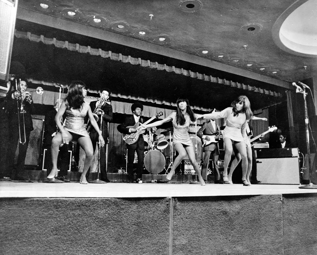 Tina Turner meghalt,  USA - CINEMA - TAKING OFF SCENE ESTRADE CHANTEUSE AMERICAINE ORCHESTRE CINEMA carré Horizontal FILM DANSE MUSICIEN 