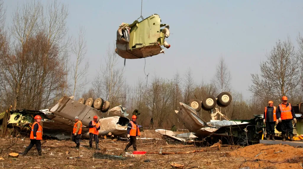 Szmolenszk, 2010. április 14.
A lengyel elnök szerencsétlenül járt gépének roncsát elszállítják a rendkívüli helyzetek minisztériumának dolgozói 2010. április 14-én, négy nappal az után, hogy leszállás közben lezuhant a Lech Kaczynski államfőt szállító re