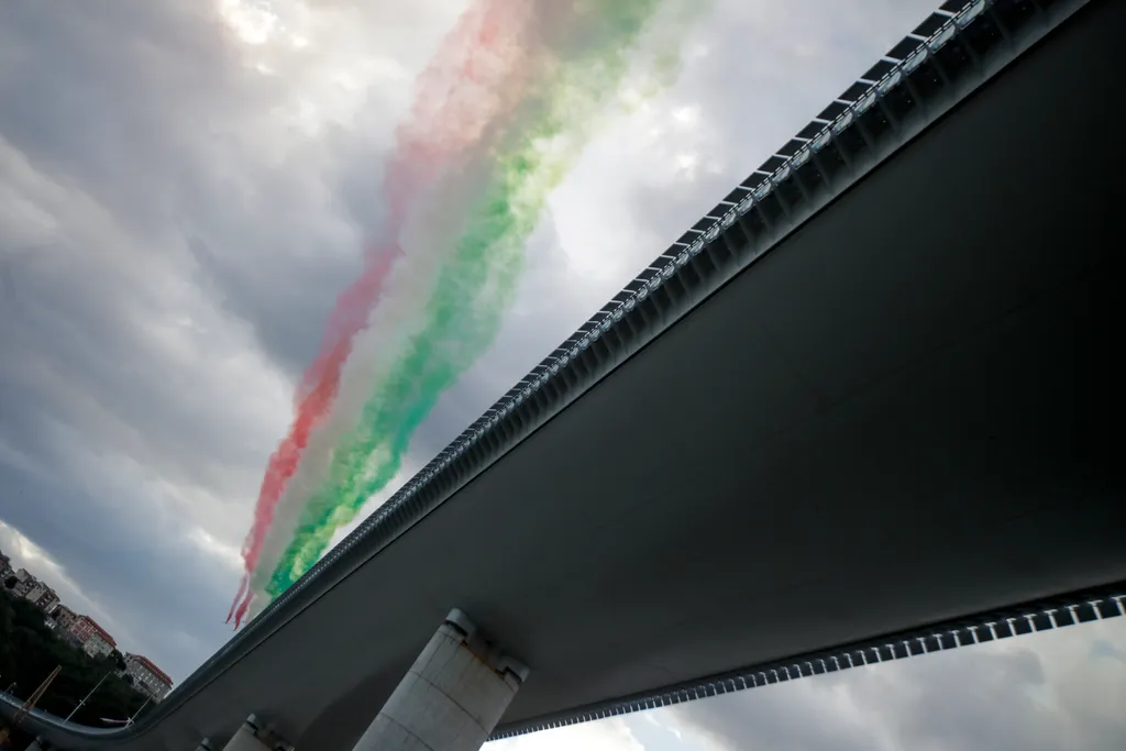 PIANO, Renzo; SZENT GYÖRGY Genova, 2020. augusztus 3.
Az olasz légierő Frecce Tricolori nevű akrobatacsoportjának gépei az olasz nemzeti színeket festik az égre a 2018 augusztusában leomlott genovai Morandi-híd helyére épített új híd átadási ünnepségén 20
