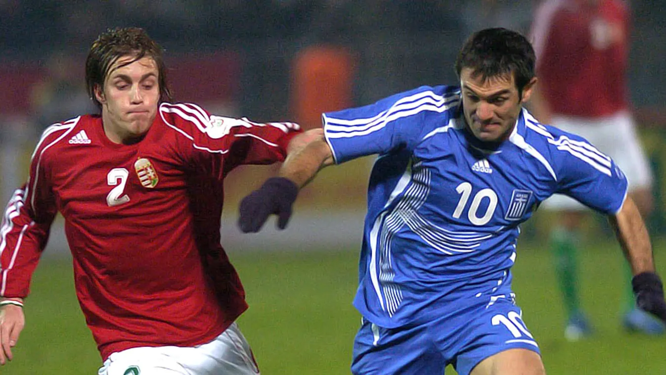 Vass Ádám (b) és Georgiosz Karagunisz harcol a labdáért a labdarúgó Európa-bajnoki selejtező C csoportjában, a Magyarország-Görögország találkozón Budapesten a Puskás Ferenc Stadionban