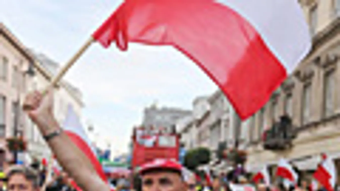 Lengyelország, Varsó, tüntetés a jobboldali liberális kormány politikája ellen, társadalmi jólétet és a munkahelyek biztonságát követelve 