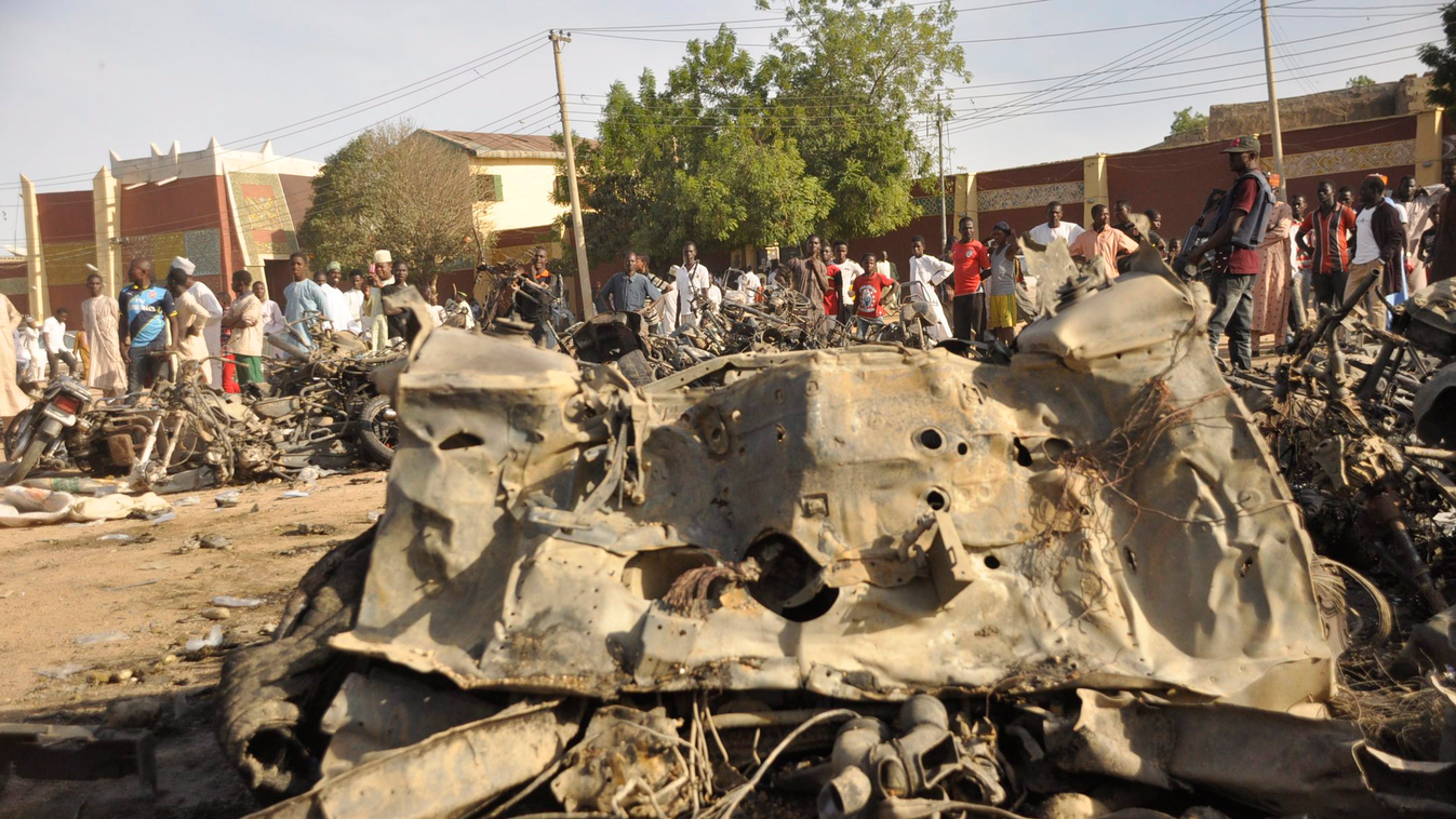 Kano, 2014. november 28.
Pokolgépes támadás helyszíne a nigériai Kanóban 2014. november 28-án, ahol hármas robbantásos merénylet történt a város nagymecseténél. A terrorcselekményben az AFP francia hírügynökség szerint legalább 64-en életüket vesztették é