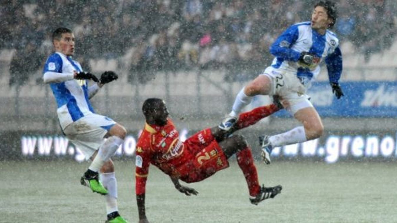 FBL-FRA-L1-GRENOBLE-LE MANS HORIZONTAL FOOTBALL MATCH FRENCH CHAMPIONSHIP FULL LENGH ACTION SNOW BAD WEATHER 