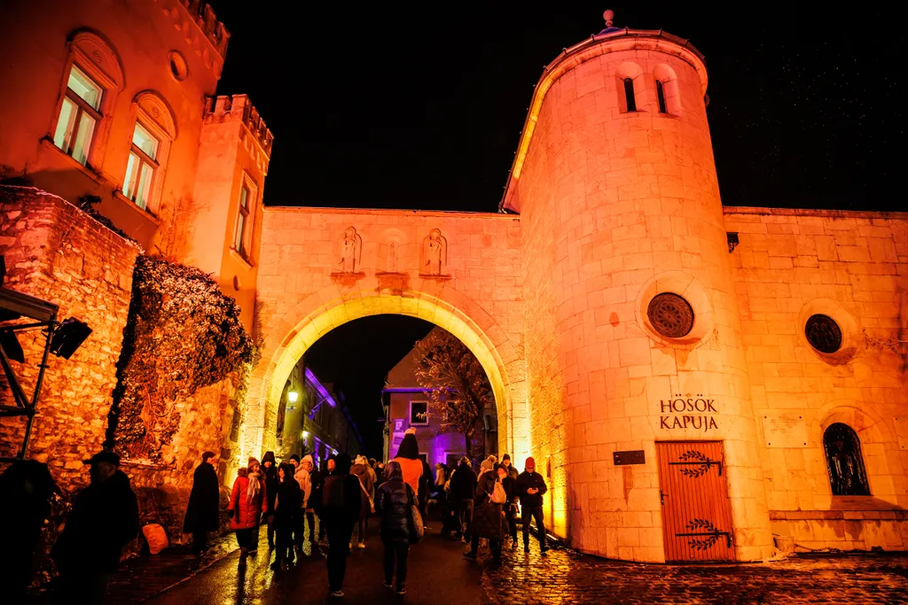 Veszprém-Balaton 2023, Veszprém, Európa Kulturális Fővárosa, EKF, Ragyogj! nyitóesemény, rendezvény, fényshow, fényfestés, este, fények 