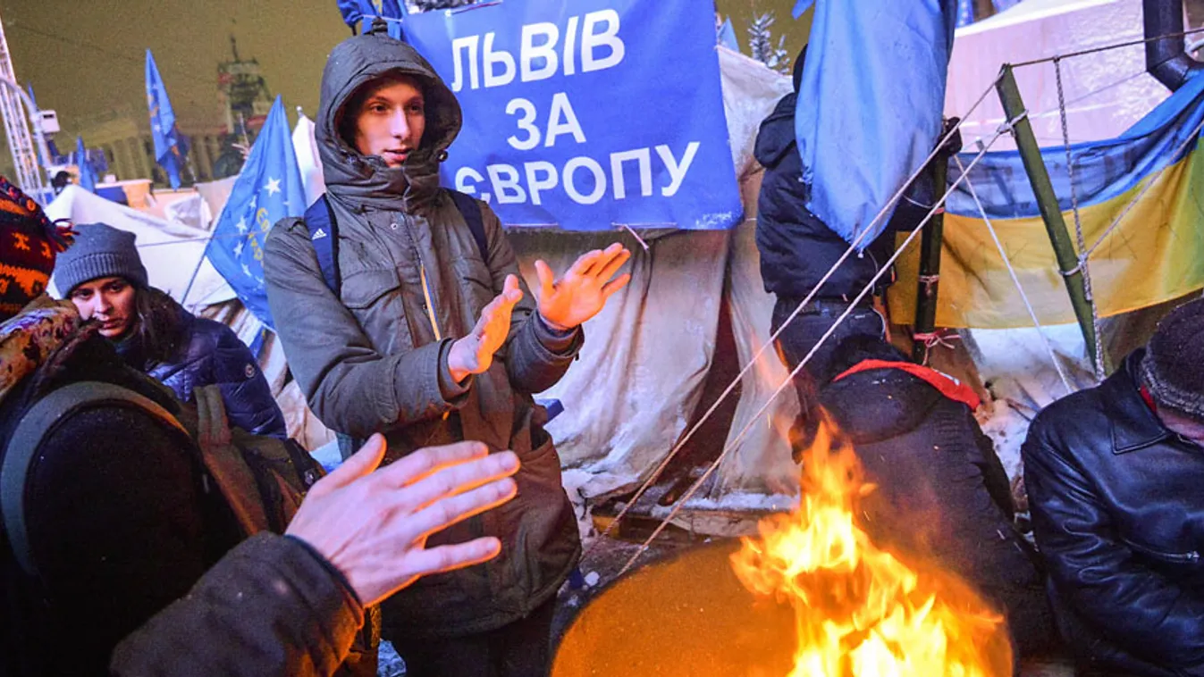 ukrajna, kijev, tüntetés, Tüntetők a kijevi Függetlenség téren kedd hajnalban