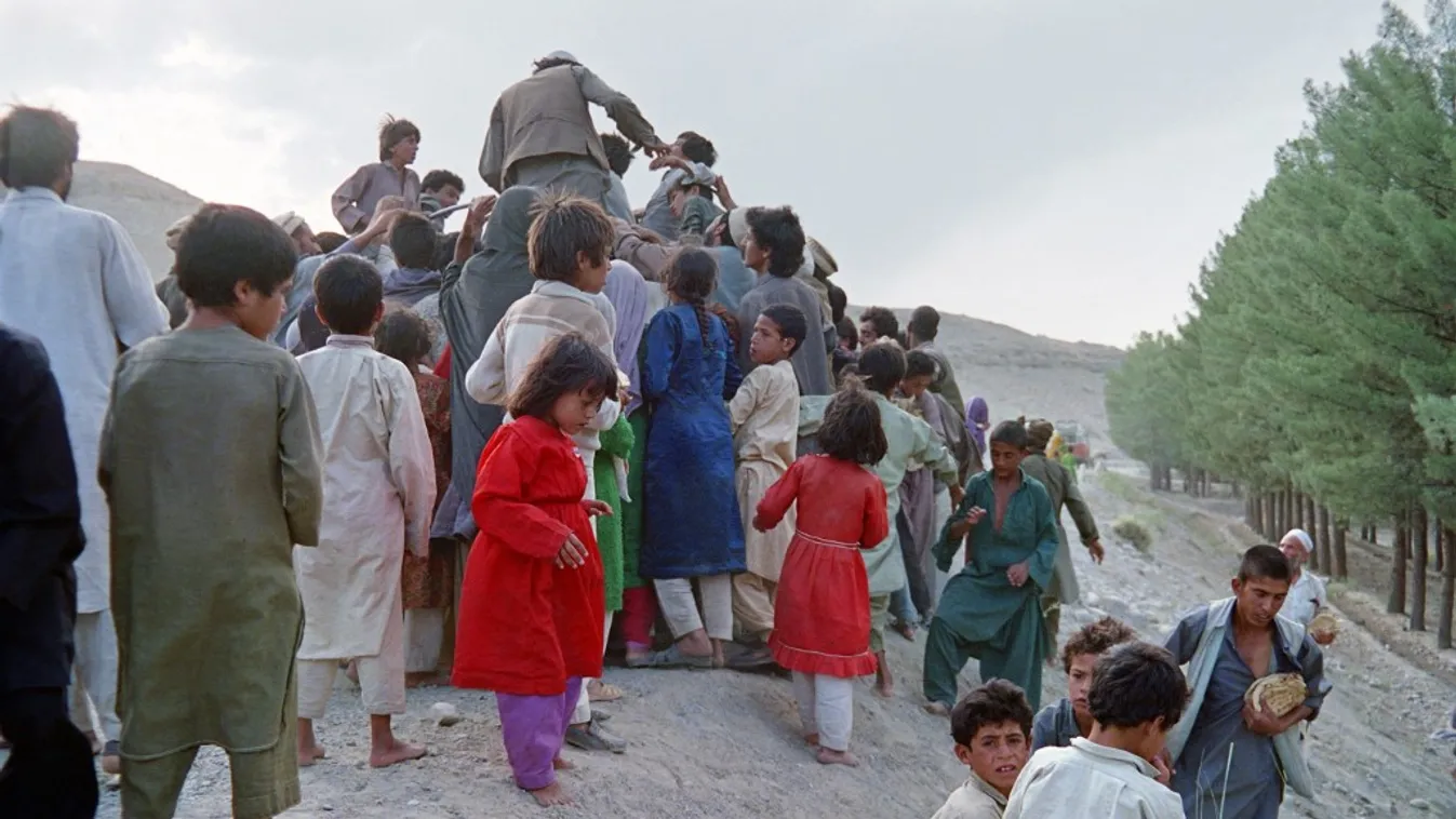 Horizontal AFGHANISTAN WAR EXODUS CIVILIAN POPULATION LORRY CHILD 