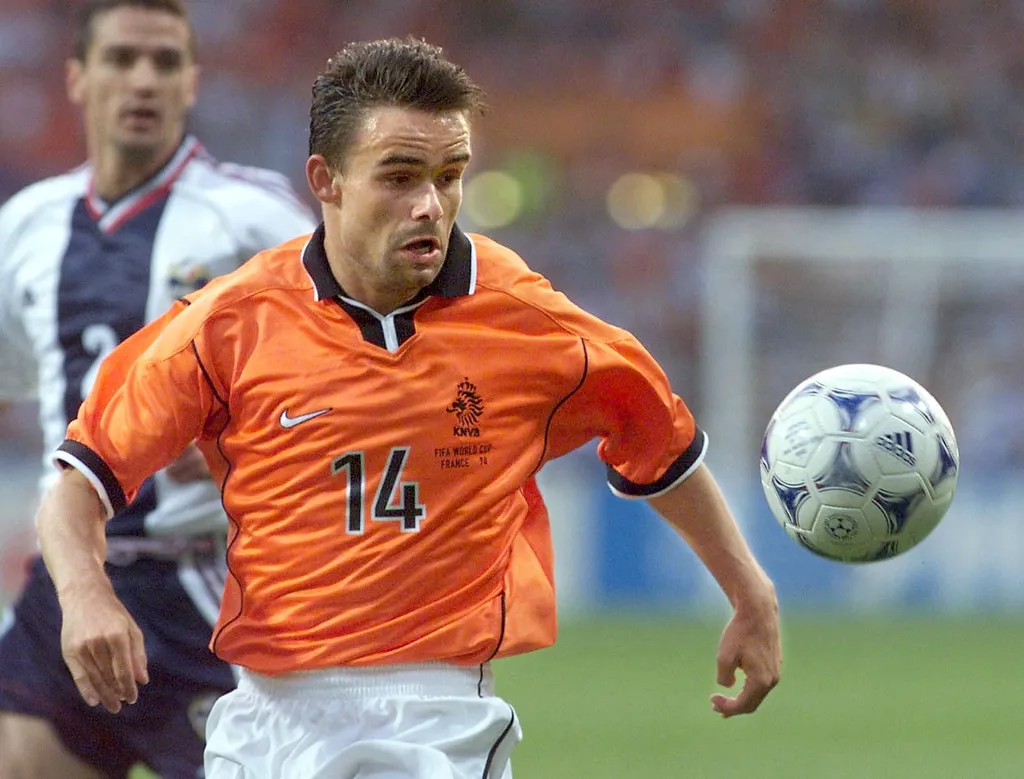 CUP-FR98-NED-YUG-OVERMARS Horizontal SPORT-ACTION WORLD CUP MATCH SOCCER PLAYER FOOTBALL, Marc Overmars, hollandia 