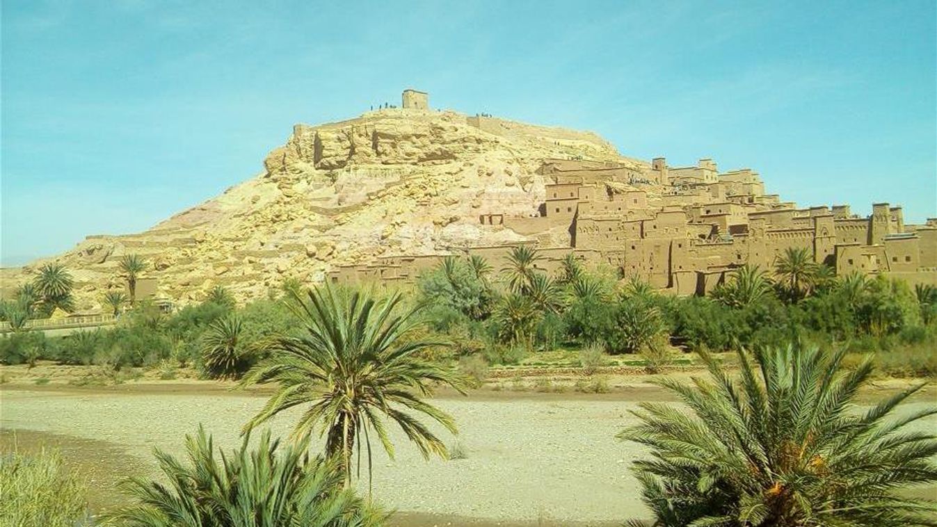 Ait Ben Haddou falva a dombtetőn álló ősi raktárépülettel 