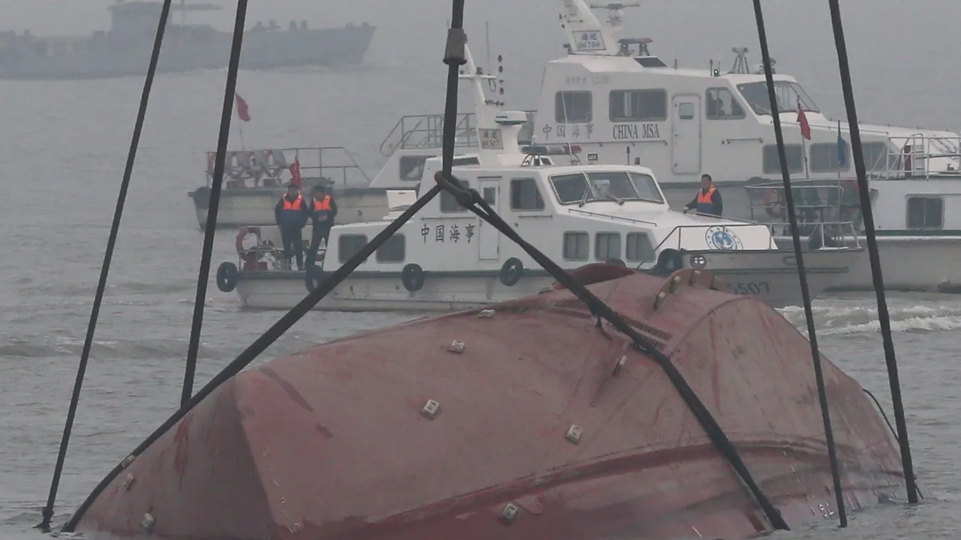 Csingcsiang, 2015. január 16.
Kiemelik a felborult és elsüllyedt vontatóhajót a Jangce folyóból a kelet-kínai Csiangszu tartományban lévő Csingcsiangban 2015. január 16-án. A hajó előző napi próbaútján bekövetkezett balesetben húsznál is több ember eltűnt