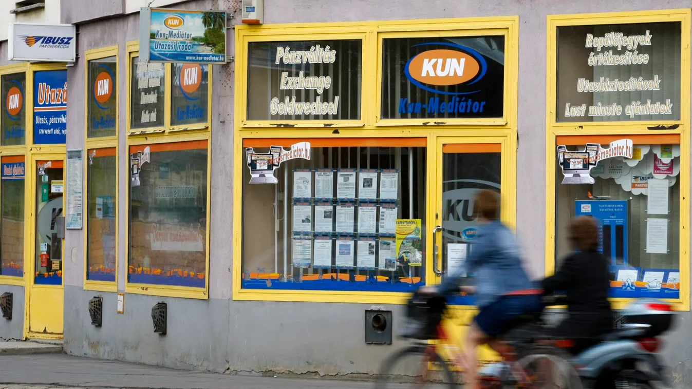 Karcag kerékpáros SZEMÉLY utcakép üzlet Karcag, 2015. április 15.
A Kun-Mediátor Szolgáltatói Kft. karcagi fiókja 2015. április 15-én. Mintegy kétmilliárd forint körülire becsülhető az az összeg, amely a fő tevékenységként utazási irod 