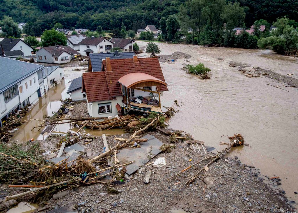 42 ember életét vesztette. 2021.07.16.  Insul, 2021. július 16.
Az Ahr folyó áradása következtében megrongálódott ház a Rajna-vidék-Pfalz tartományban fekvő Insulban 2021. július 15-én. Az özönvízszerű esőzés miatt az ország nyugati részén fekvő 