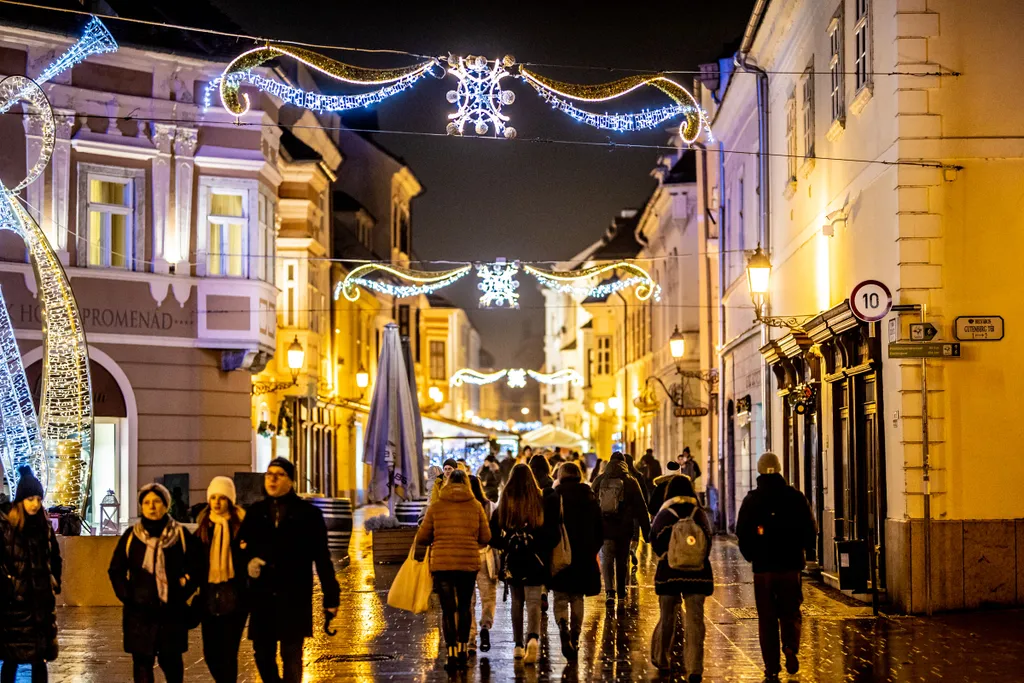 Karácsony 2022, vásár, troli, busz, fény, fénytroli, fénybusz, ünnepek, advent, adventi vásár, Adventi Ünnep Karácsonyi Vásár, vásárok, Győr, Adventi vásár, karácsonyi vásár 