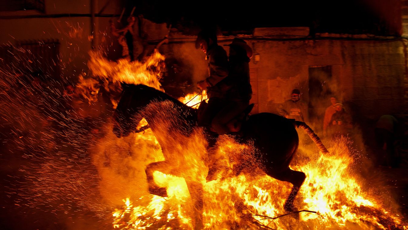 San Bartolome de Pinares tűzlovaglás Las Luminarias fesztivál Közép-Spanyolország Szent Antal ló lovas lovaglás 