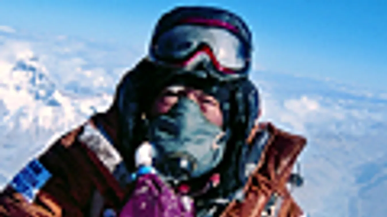 A 75 éves japán hegymászó, Yuichiro Miura a Mount Everest csúcsán, 2008
