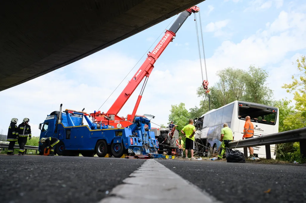 busz, baleset, M7, autópálya, sérült, halott, Felborult egy busz az M7-esen, nyolc ember meghalt, autóbusz az M7-es autópálya Szabadbattyán A buszon Horvátországban nyaraló magyar turisták utaztak. 