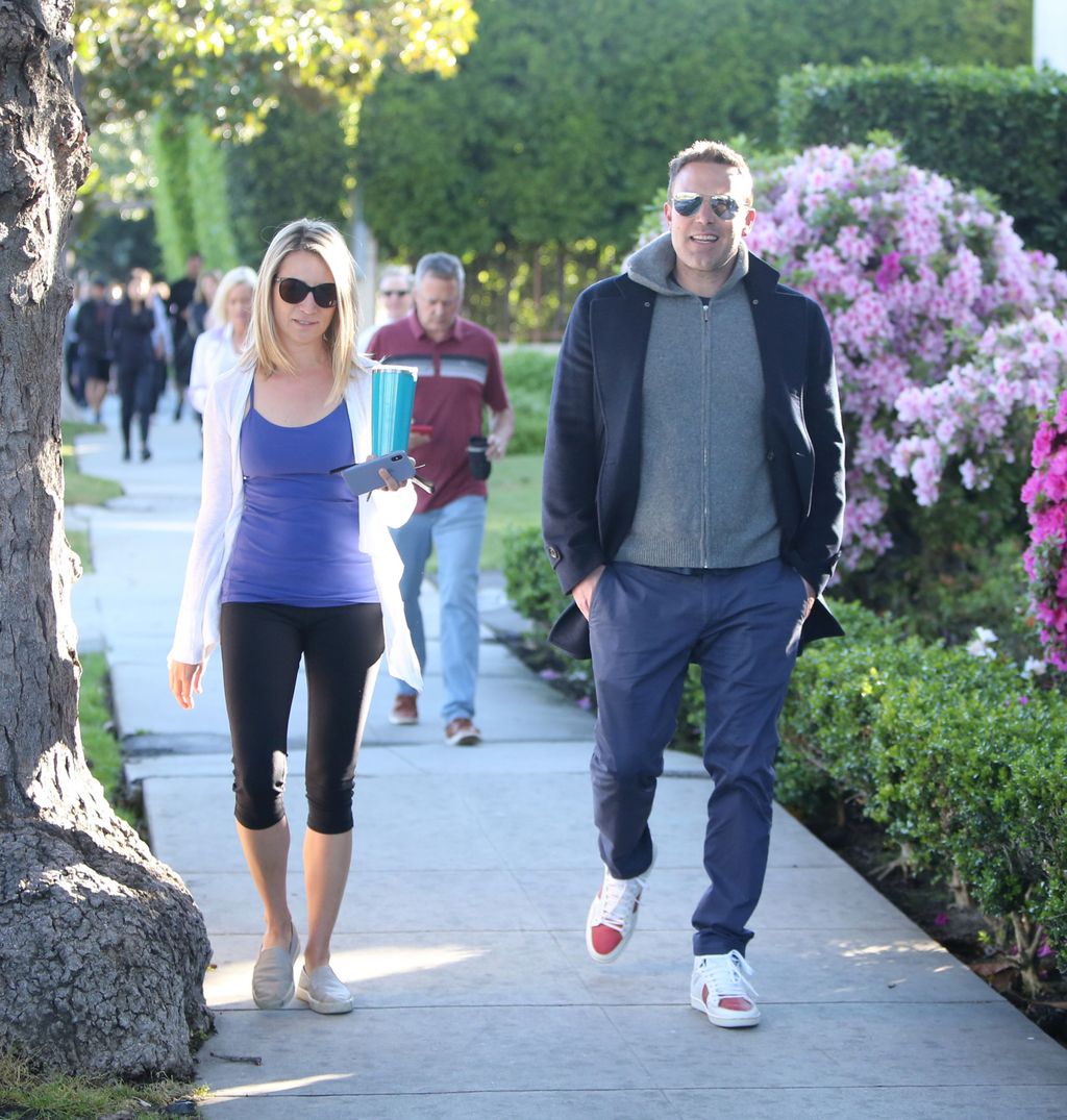 Ben Affleck titokzatos szőke nővel sétálgat - fotó 