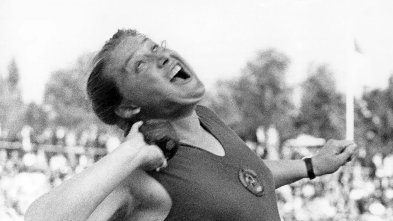 Leichtathletik-Europacup 1965 - Kassel track and field tribune facial_expression sports women persons Soviet Union world record shot putting Horizontal ATHLETICS WOMAN ATHLETE 