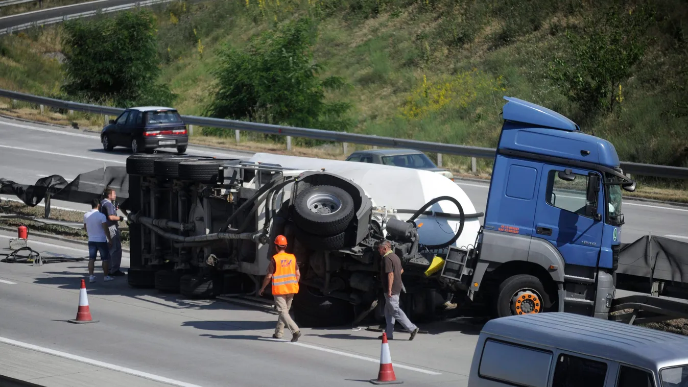 Csömör, 2015. június 22.
Felborult cementet szállító teherautó az M0-s autóút 65-ös kilométerénél, a csömöri lehajtó előtt 2015. június 22-én. A balesetben nem sérült meg senki.
MTI Fotó: Mihádák Zoltán 