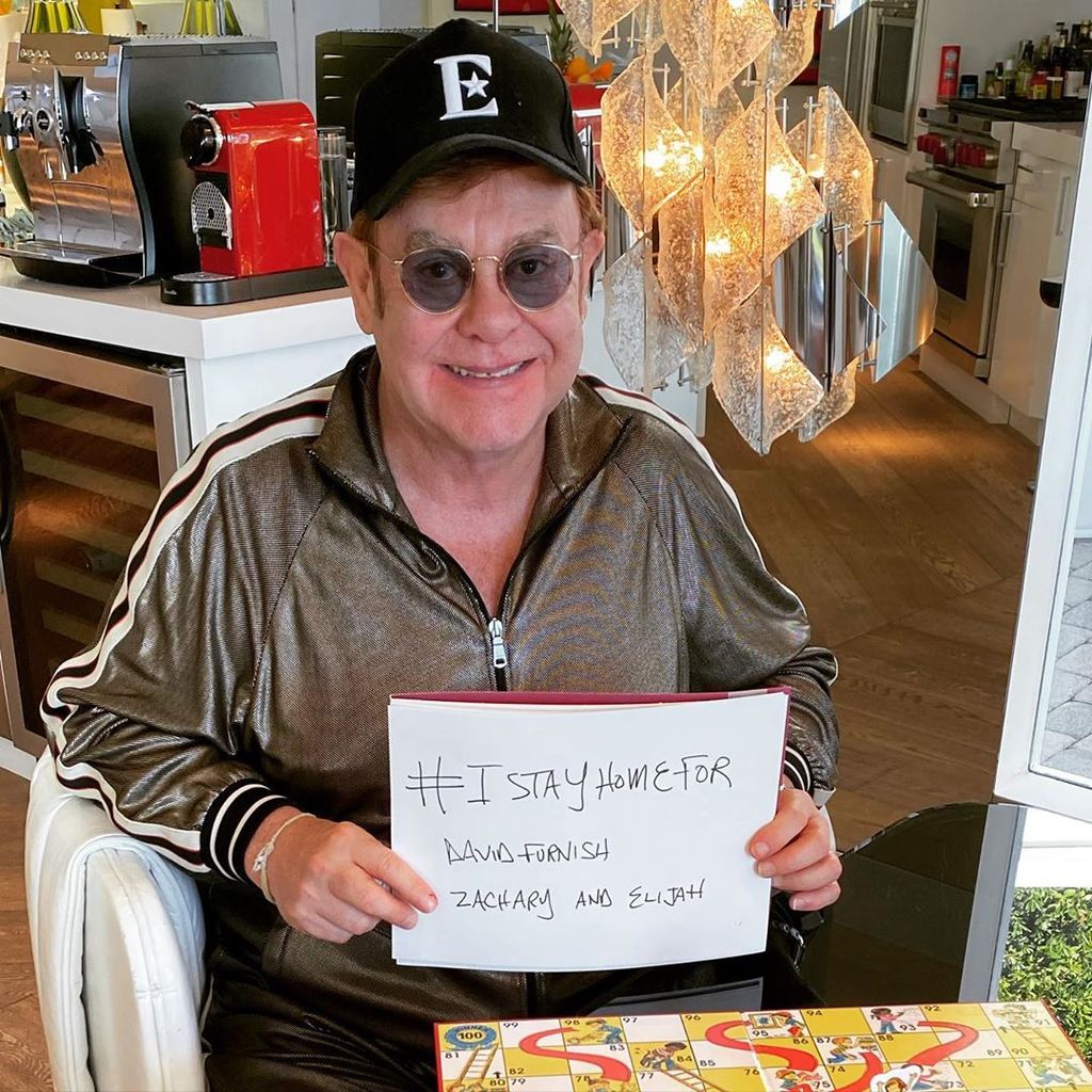 Elton John elsősorban a családjáért aggódik, a maga táblájára a házastársa, David Furnish, illetve két örökbe fogadott gyerekük, Zachary és Elijah nevét írta fel 