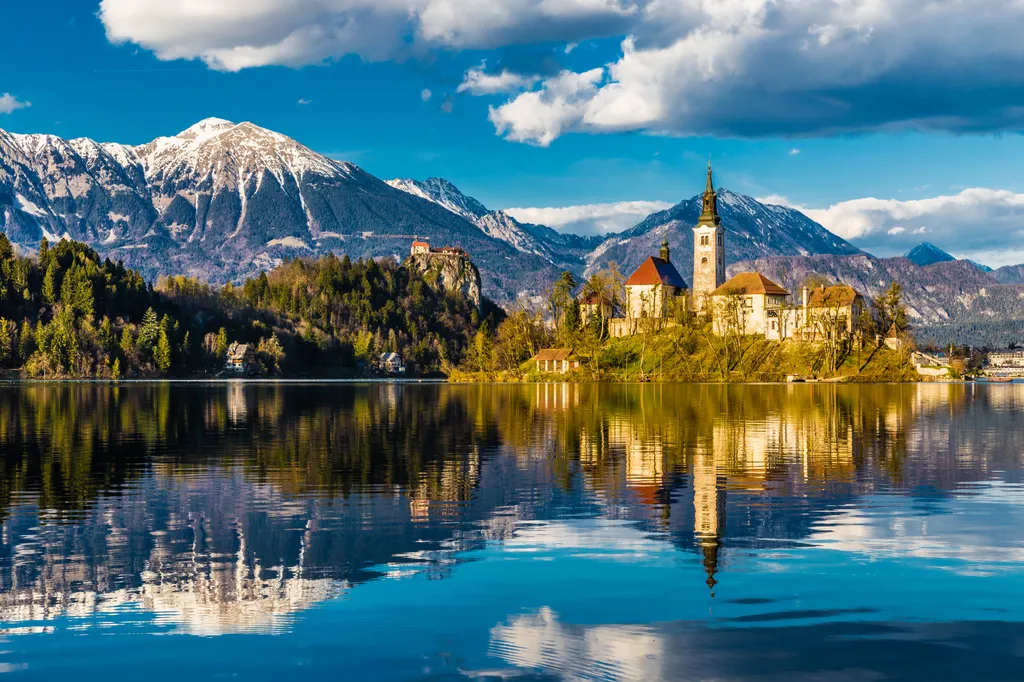Több mint négyszáz éves templom díszíti ezt a gyönyörű tavat, Bled, Szlovénia, galéria, 2023 