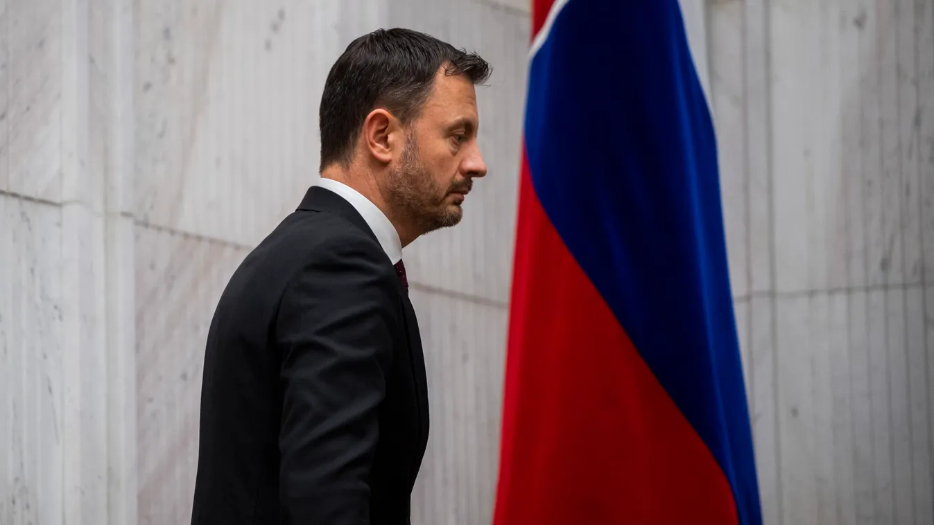 HEGER, Eduard Pozsony, 2022. december 15.
Eduard Heger szlovák miniszterelnök távozik az ülésteremből, miután kormánya megbukott az ellene benyújtott bizalmatlansági indítványról tartott parlamenti szavazáson Pozsonyban 2022. december 15-én. A szeptembert
